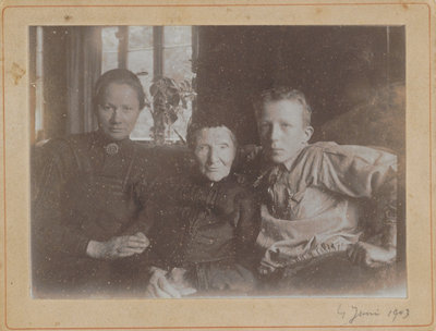 Foto van Jo Bonger naast de moeder van Vincent van Gogh en Jo's zoon, Vincent-Willem.
